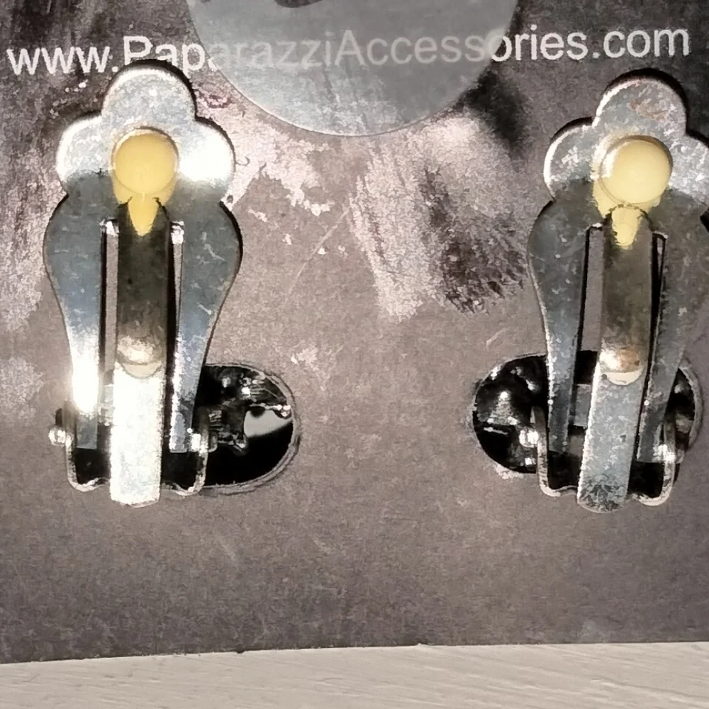 🚨3-D clip on earrings